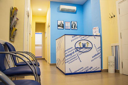 Clínica Podológica en Málaga - Mostrador y sala de espera